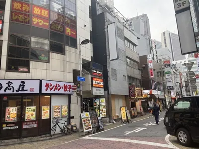 ココデイチバンへの道順 5／5：十字路を越えて右手の一つ目の路地の角に西新宿ココデイチバンの入る「西勢ビル」があります。