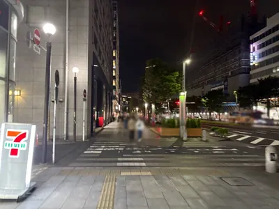 M （エム）への道順 6／12：一つ目の路地を越えます。