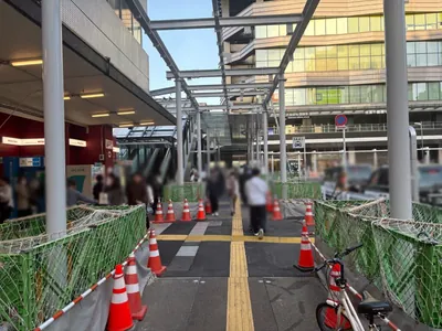 TNC （ティーエヌシー）への道順 2／5：駅を背にして左手に進みます。