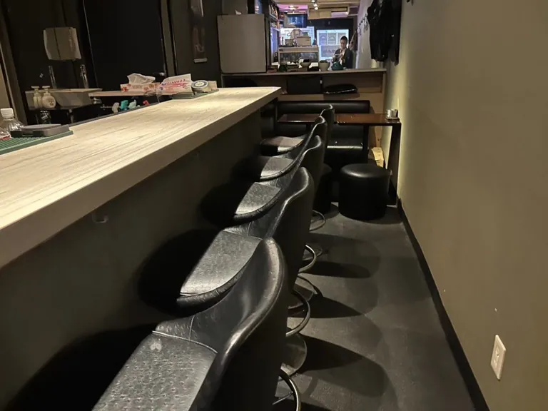 ハヤブサの店内