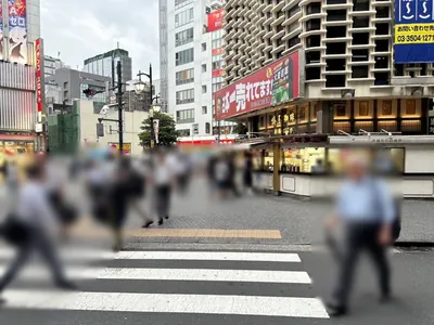 ディザイアへの道順 2／8：正面の横断歩道を渡り直進します。