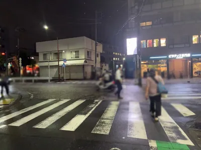 マテリアへの道順 3／6：一つ目の十字路を右折します。