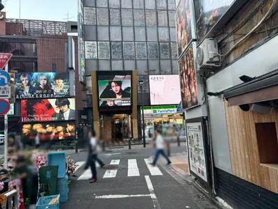 ヴィクシーへの道順 9／9：突き当り正面に歌舞伎町ヴィクシーの入る「荒生ビル」があります。