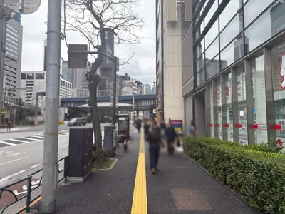 叡 （エイ）への道順 2／8：道路を左手に直進します。
