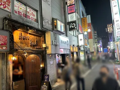 ハヤブサへの道順 10／10：路地を過ぎて左手3つ目のビルに歌舞伎町ハヤブサの入るビルがあります。