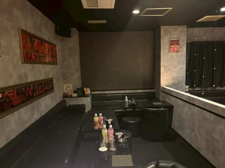 茜（アカネ）の店内