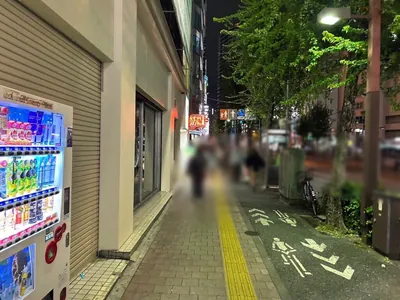ルパンへの道順 2／5：道路を右手に直進します。