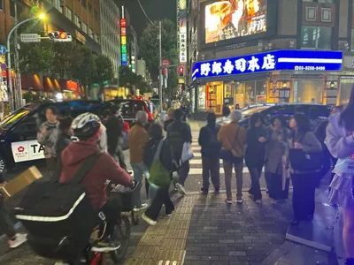 ネクサスへの道順 9／10：「新宿区役所通り(風林会館)」の交差点を越えて直進します。