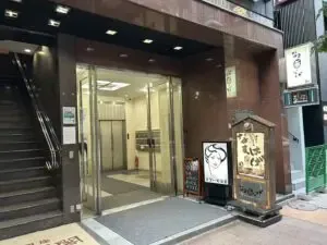 ソルへの道順 9／9：路地を越えて左手の3件目のビルが銀座ソルの入る「中島商事ビル」です。