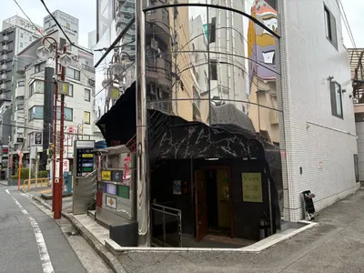 U2 （ユーツー）への道順 14／14：路地を越えたすぐ右手に立川U2の入る「レイズワンビルⅡ棟」があります。