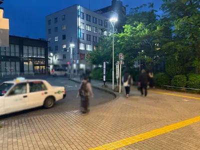 川越　レジーナへの道順 2／8：駅を背にして、ロータリを左手に進みます。