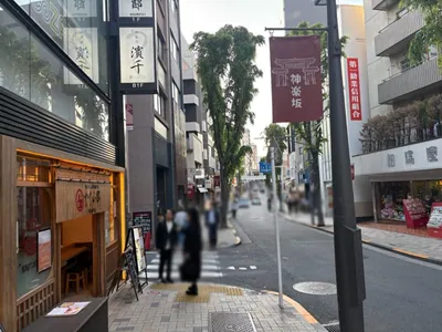 庭園への道順 10／12：左手四つ目の路地を左折します。