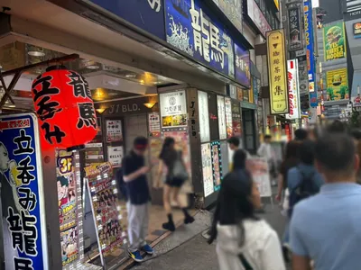 ハイスクールナナプラザへの道順 6／6：少し進むと左手に歌舞伎町ハイスクールナナプラザの入る「新宿J1ビル」があります。
