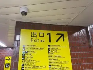 フォーシーズンへの道順 1／4：横浜市営地下鉄「関内駅」1番出口を出ます。