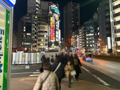 グランクラスへの道順 5／6：二つ目の横断歩道を渡り左折します。
