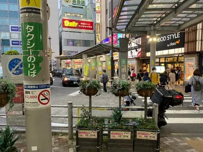 ロアーへの道順 2／8：正面の横断歩道を渡りロータリーを左手にして直進します。
