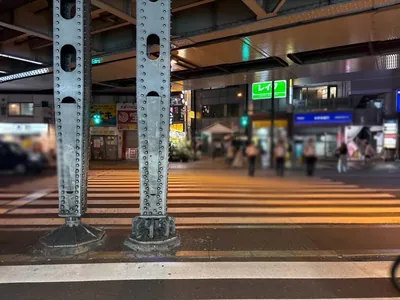 ラグーンへの道順 2／4：駅を背にして目の前の横断歩道を渡ります。