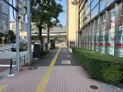 ルシェンテへの道順 2／8：出口を背にし、道路を左手にして直進します。