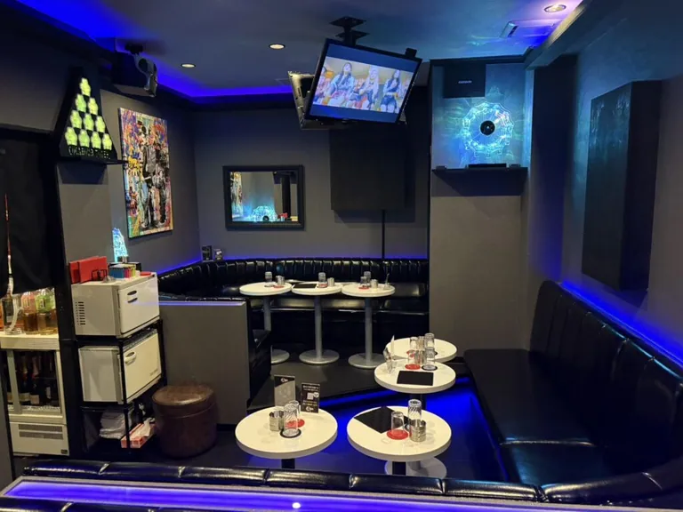 天 （テン）の店内