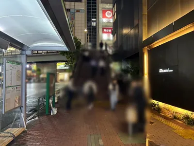 エピカへの道順 2／8：駅を背中にして右へ進むと正面に歩道橋が出てくるので階段を上ります。