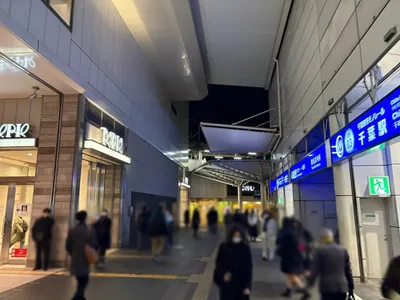クレヨンへの道順 2／10：駅を背にして左手に進みます。