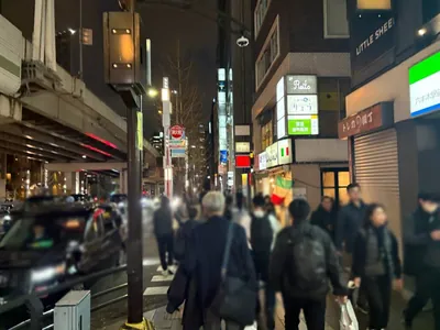 ミトスへの道順 3／6：右手の路地を越えてそのまま直進します。