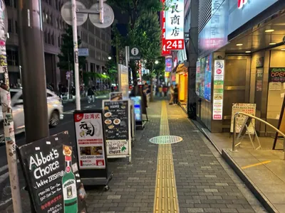 ネクサスへの道順 7／10：三つ目の左手路地を横断歩道を渡って左折します。