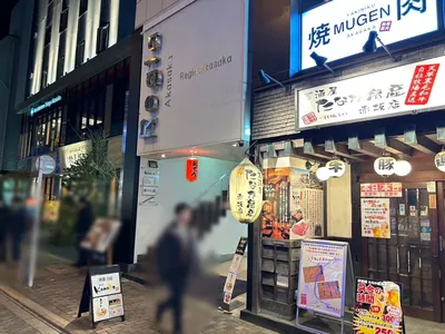 レンへの道順 7／7：左折後、右手二つ目に赤坂レンの入る「レジーア赤坂」があります。