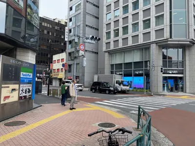ブレイブへの道順 5／10：左手にファミリーマートのある十字路に出るので左折します。