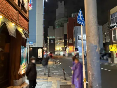 ジェネレーションへの道順 12／15：左手三つ目の路地も超えて直進をします。