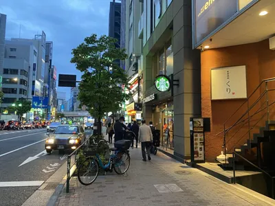バージュへの道順 3／5：ファミリーマートを正面にして左へ進みます。