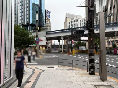 レオンへの道順 3／7：一つ目の路地を左折します。