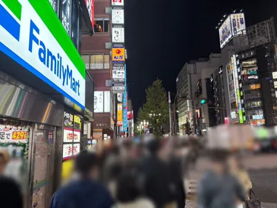 ベネへの道順 6／12：左手の一つ目の路地を越えて直進を続けます。