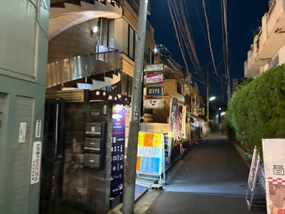 バリエンテへの道順 9／9：左折後、すぐ左手に下北沢バリエンテの入る「バディーアンビル」があります。