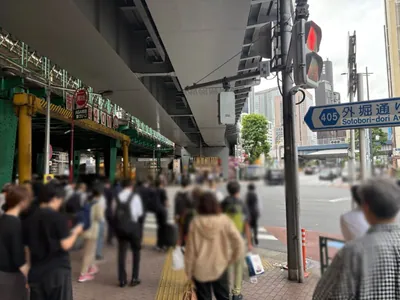 アナザームーンへの道順 3／7：横断歩道を渡って直進します。