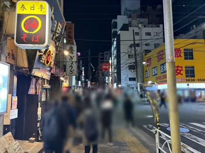 エマへの道順 7／8：一つ目の十字路を超えて直進をします。