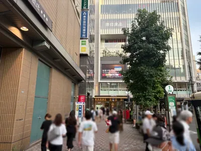 アルージュへの道順 2／7：駅を背にして左手に進みます。