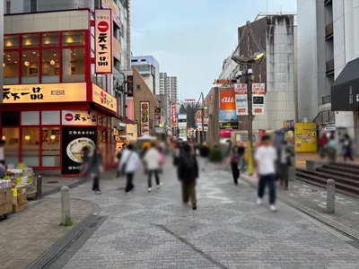 カルドへの道順 6／8：左手路地を越えて直進します。