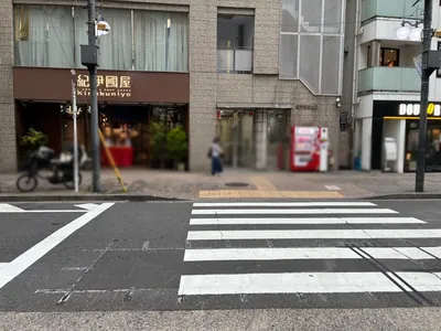 グランジュールへの道順 4／6：一つ目の路地を左折します。