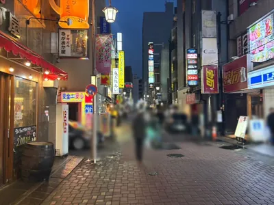 アールクラブへの道順 6／8：左手の路地を三つ超えて直進します。