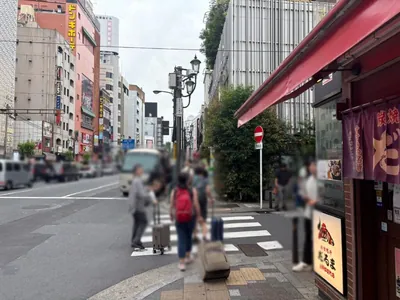 B4 （ビーフォー）への道順 6／8：三つ目の右手路地を右折します。