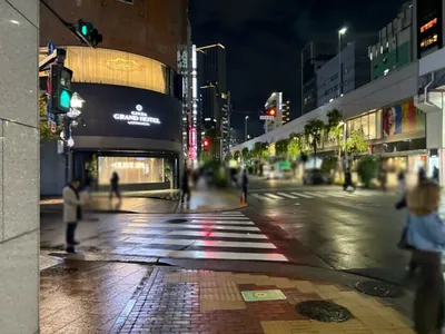 ひろ恵 （ヒロエ）への道順 7／10：「難波橋」の交差点を横断歩道を渡り直進します。