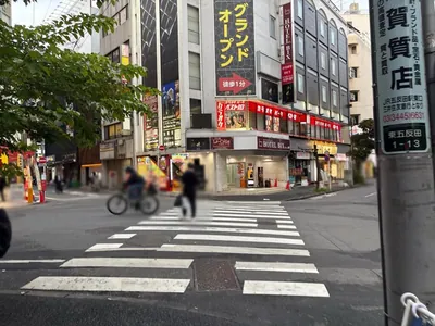エピラウンジへの道順 9／13：横断歩道を渡ります。