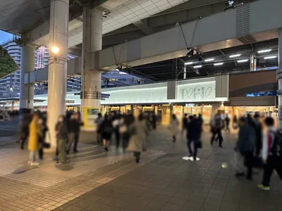 セレーネへの道順 2／16：駅を背にして右手に進みます。