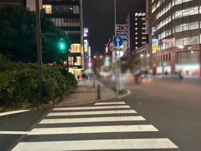 ミントへの道順 2／11：改札を背中にして左へ歩き正面の横断歩道を渡ります。