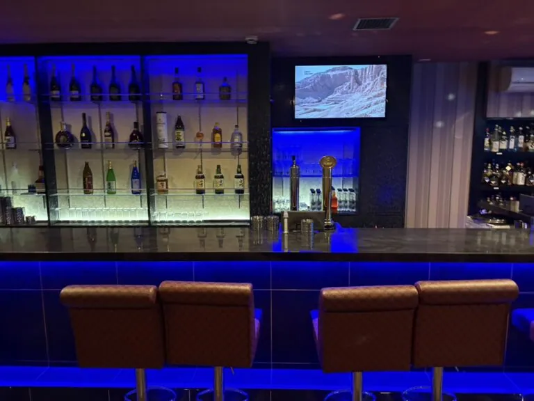イーストブルーの店内
