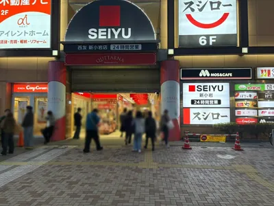 新小岩　スキャンダルへの道順 3／5：直進し、ビルの中を進みます。