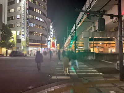 吉祥寺　アメリへの道順 3／9：正面の横断歩道を渡り、すぐ左手の横断歩道を渡ります。