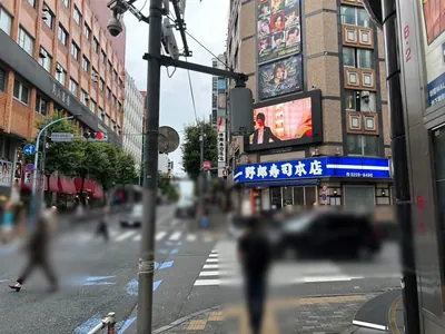 ヴェルージュへの道順 11／12：「新宿区役所通り(風林会館)」の交差点に出たら横断歩道を渡って直進を続けます。