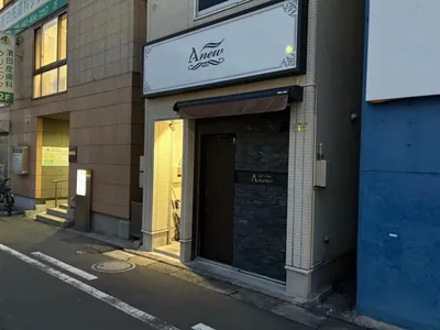 アニューへの道順 5／5：路地を越えると右手に西船橋アニューの入る「HNビル」があります。